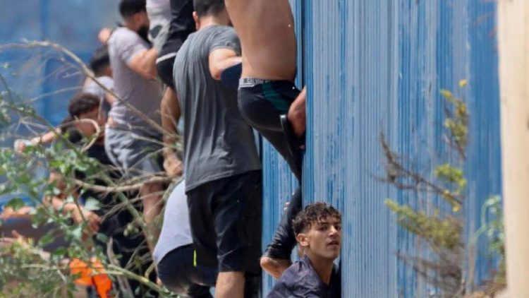 Migrantes tentam passar a fronteira