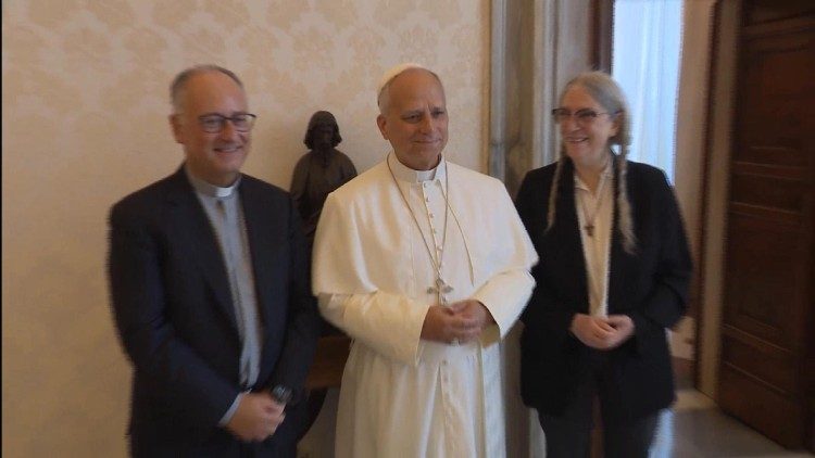 Le&oacute; p&aacute;pa Antonio Spadaro jezsuita aty&aacute;val &eacute;s Patti Smith &eacute;nekesnővel