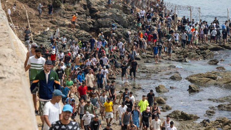 I migranti attraversano Ceuta