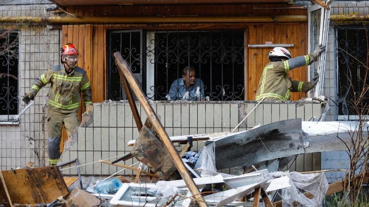 Equipes de resgate trabalham no local de um ataque com m&iacute;ssil russo contra um pr&eacute;dio residencial em Kiev, Ucr&acirc;nia, em 1&ordm; de agosto de 2026, em meio &agrave; invas&atilde;o russa. De acordo com o Servi&ccedil;o Estatal de Emerg&ecirc;ncia da Ucr&acirc;nia (SES), pelo menos nove pessoas morreram e 28 ficaram feridas, incluindo quatro crian&ccedil;as, em um ataque de grande escala com m&iacute;sseis bal&iacute;sticos russos durante a noite em Kiev. EPA/SERGEY DOLZHENKO