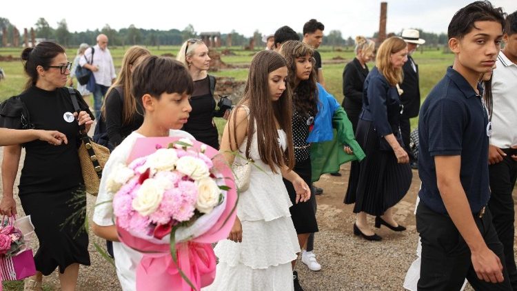 Der europ&auml;ische Holocaust-Gedenktag f&uuml;r Sinti und Roma am 2. August erinnert an die rund 4.300 Sinti und Roma, die in der Nacht vom 2. auf den 3. August 1944 im Vernichtungslager von der SS get&ouml;tet wurden. 