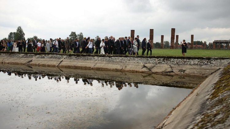 Die offizielle Gedenkfeier fand am 2. August 2026 im ehemaligen Konzentrationslager Auschwitz-Birkenau statt