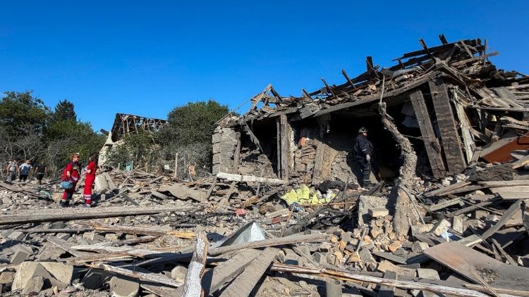 Equipes de resgate ucranianas e moradores locais avaliam o local de um ataque russo a pr&eacute;dios residenciais em Zaporizhzhia, Ucr&acirc;nia, em 2 de agosto de 2026, em meio &agrave; invas&atilde;o russa em curso. Pelo menos uma pessoa morreu e outras tr&ecirc;s ficaram feridas durante os ataques com bombas guiadas russas a uma &aacute;rea residencial em Zaporizhzhia, de acordo com a Administra&ccedil;&atilde;o Militar Regional de Zaporizhzhia. EPA/DARYNA NAUMOVA