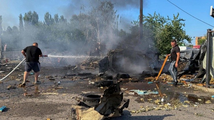 Equipes de resgate ucranianas e moradores locais avaliam o local de um ataque russo a pr&eacute;dios residenciais em Zaporizhzhia, Ucr&acirc;nia, em 2 de agosto de 2026, em meio &agrave; invas&atilde;o russa em curso. Pelo menos uma pessoa morreu e outras tr&ecirc;s ficaram feridas durante os ataques com bombas guiadas russas a uma &aacute;rea residencial em Zaporizhzhia, de acordo com a Administra&ccedil;&atilde;o Militar Regional de Zaporizhzhia. EPA/DARYNA NAUMOVA