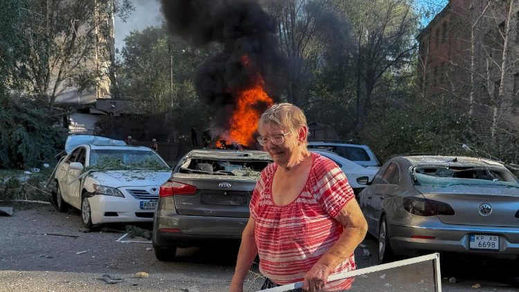 Uma moradora local chora no local de um ataque russo a uma &aacute;rea residencial em Zaporizhzhia, Ucr&acirc;nia, em 2 de agosto de 2026, em meio &agrave; invas&atilde;o russa em curso. Pelo menos uma pessoa morreu e outras tr&ecirc;s ficaram feridas durante os ataques com bombas guiadas russas a uma &aacute;rea residencial em Zaporizhzhia, de acordo com a Administra&ccedil;&atilde;o Militar Regional de Zaporizhzhia. EPA/DARYNA NAUMOVA