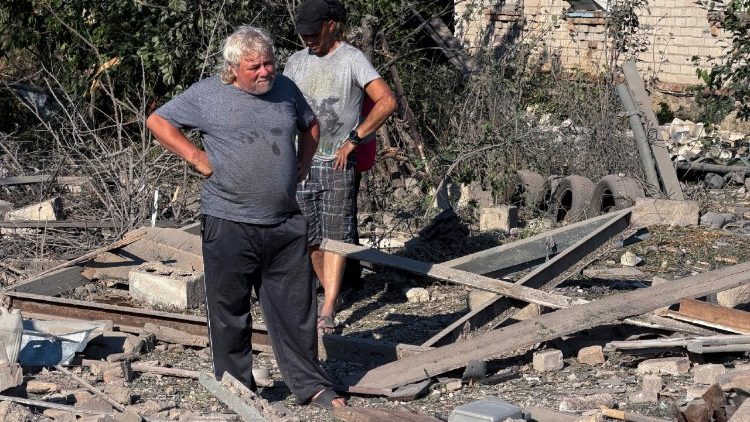 Pessoas observam o local de um ataque russo a pr&eacute;dios residenciais em Zaporizhzhia, Ucr&acirc;nia, em 2 de agosto de 2026, em meio &agrave; invas&atilde;o russa em curso. Pelo menos uma pessoa morreu e outras tr&ecirc;s ficaram feridas durante os ataques com bombas guiadas russas a uma &aacute;rea residencial em Zaporizhzhia, de acordo com a Administra&ccedil;&atilde;o Militar Regional de Zaporizhzhia. EPA/DARYNA NAUMOVA