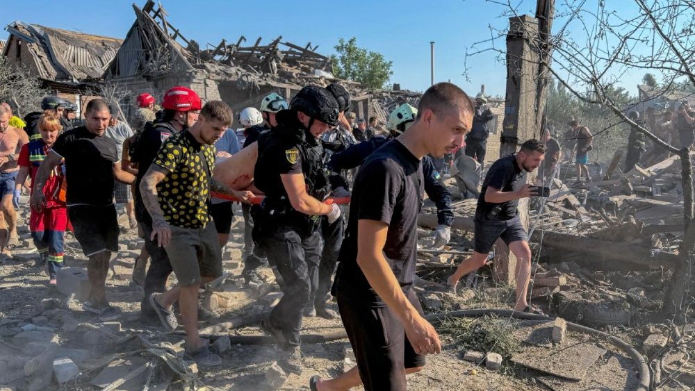 Socorristas ucranianos carregam uma vítima no local de um ataque russo contra prédios residenciais em Zaporizhzhia, Ucrânia, em 2 de agosto de 2026, em meio à invasão russa em curso. Pelo menos uma pessoa morreu e outras três ficaram feridas durante os ataques com bombas guiadas russas contra uma área residencial em Zaporizhzhia, de acordo com a Administração Militar Regional de Zaporizhzhia. EPA/DARYNA NAUMOVA