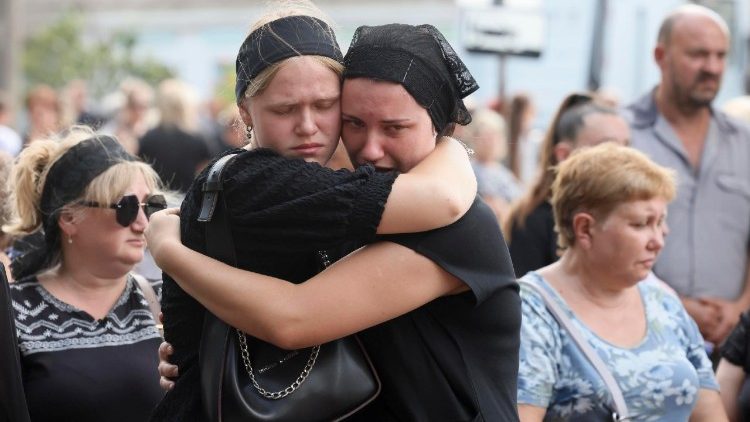 Pessoas em luto choram durante o funeral dos membros da fam&iacute;lia Voronov, mortos em um ataque de m&iacute;ssil bal&iacute;stico russo contra sua casa na vila de Radushne, nos arredores de Kryvyi Rih, regi&atilde;o de Dnipropetrovsk, Ucr&acirc;nia, em 3 de agosto de 2026, em meio &agrave; invas&atilde;o russa em curso. Pelo menos cinco membros da fam&iacute;lia Voronov, incluindo os pais Artem Voronov, de 47 anos, e sua esposa Olena, de 41, juntamente com tr&ecirc;s de seus filhos, tiveram suas mortes confirmadas ap&oacute;s um m&iacute;ssil bal&iacute;stico russo atingir diretamente sua casa na noite de 30 de julho de 2026, de acordo com uma declara&ccedil;&atilde;o do presidente ucraniano Zelensky. V&aacute;rios outros membros da fam&iacute;lia permanecem desaparecidos. EPA/OLEG MOVCHANIUK