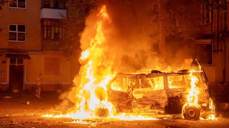 Um morador local observa um micro-&ocirc;nibus em chamas no local de um ataque de drone russo com vis&atilde;o em primeira pessoa (FPV) por fibra &oacute;ptica no centro de Kramatorsk, regi&atilde;o de Donetsk, Ucr&acirc;nia, em 3 de agosto de 2026, em meio &agrave; invas&atilde;o russa em curso. EPA/TOMMASO FUMAGALLI