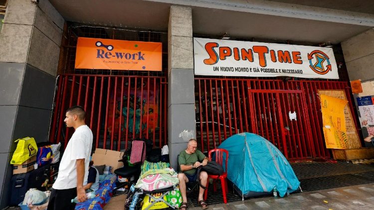 Le persone accampate fuori dallo Spin Time