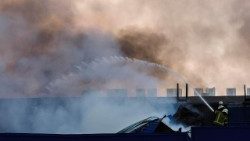 I vasti incendi causati dagli attacchi sulla città e la regione di Kyiv