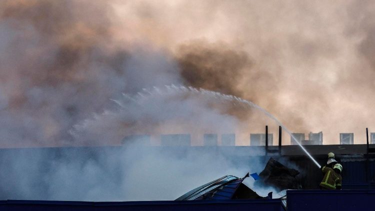 I vasti incendi causati dagli attacchi sulla città e la regione di Kyiv