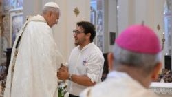 Francesco Varone, olasz fiatalember mond köszönetet Leó pápának látogatásáért