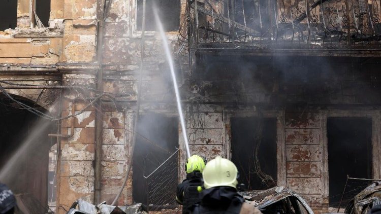 Los equipos de rescate ucranianos trabajan en el lugar donde se produjo un ataque ruso contra una zona residencial del centro de Odesa, Ucrania, el 9 de agosto de 2026.