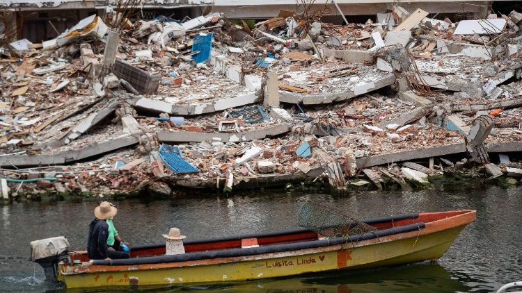 Le macerie degli edifici distrutti a La Guaira