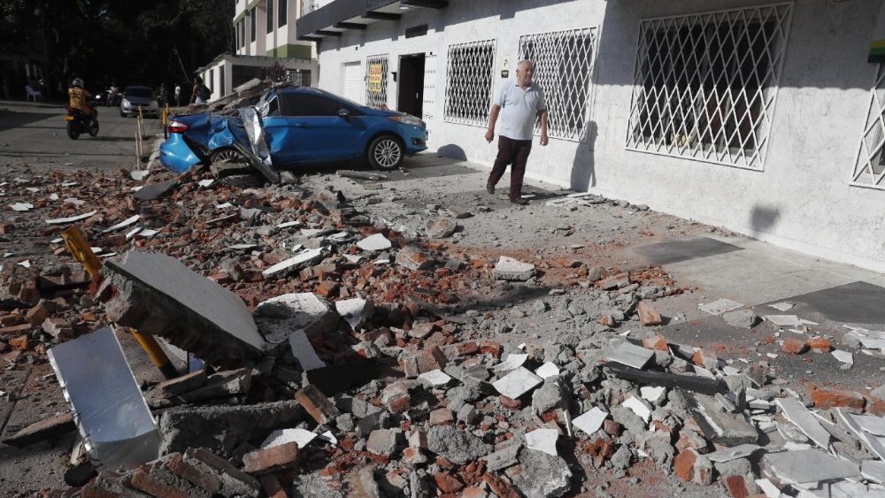 Um veículo danificado pelo desabamento de uma parede é visto após um terremoto em Cali, Colômbia, em 10 de agosto de 2026. Um terremoto de magnitude 7,4 atingiu grande parte da Colômbia, segundo o Serviço Geológico Colombiano (SGC), e as autoridades relataram danos em diversas cidades, incluindo Manizales, Cali e Pereira. EPA/ERNESTO GUZMAN