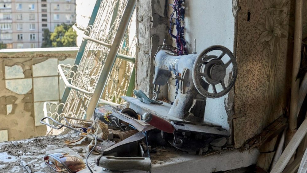 Interior de um apartamento danificado no local de um ataque russo a um prédio residencial de vários andares no centro de Kharkiv, Ucrânia, em 12 de agosto de 2026, durante a invasão russa. Uma pessoa morreu e 36 ficaram feridas, incluindo uma criança, no ataque russo de 9 de agosto, segundo o Serviço Estatal de Emergência da Ucrânia (SES). EPA/SERGEY KOZLOV   (ANSA)