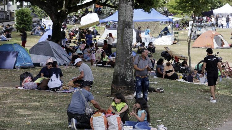 Las personas afectadas por el terremoto acampan en el parque Olaya Herrera de Pereira, Colombia