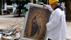O padre Nelson Giraldo Mejia segura a imagem de Nossa Senhora da Pobreza durante uma procissão em homenagem às vítimas do terremoto pelas ruas de Pereira, Colômbia, em 14 de agosto de 2026. O número de mortos pelo terremoto de magnitude 7,4 na Colômbia chegou a pelo menos 280, com mais de 3.970 feridos e cerca de 379 desaparecidos, segundo o último relatório da Unidade Nacional de Gestão de Riscos de Desastres da Colômbia (UNGRD). EPA/CARLOS ORTEGA