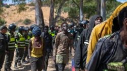 Muitos migrantes do Sudão e da África subsaariana chegam a Marrocos, onde são detidos nos controles de fronteira.