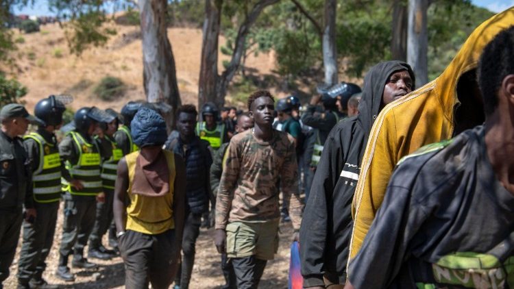 Muitos migrantes do Sudão e da África subsaariana chegam a Marrocos, onde são detidos nos controles de fronteira.