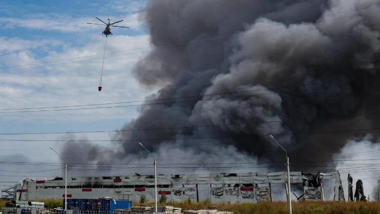 Um helic&oacute;ptero de combate a inc&ecirc;ndios sobrevoa as instala&ccedil;&otilde;es da Wildberries em chamas, ap&oacute;s um suposto ataque de drone ucraniano no Parque Industrial de Koledino, perto de Podolsk, regi&atilde;o de Moscou, R&uacute;ssia, em 16 de agosto de 2026. O governador da regi&atilde;o de Moscou, Andrei Vorobyov, informou que um ataque de drone durante a madrugada provocou um grande inc&ecirc;ndio em um armaz&eacute;m pertencente &agrave; Wildberries, a maior varejista online da R&uacute;ssia, acrescentando que nenhum funcion&aacute;rio ficou ferido no local. EPA/STRINGER
