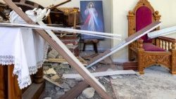  Danos no interior de uma igreja após o terremoto na região de Sikka, província de Nusa Tenggara Oriental, Indonésia, em 17 de agosto de 2026. EPA/MADE NAGI