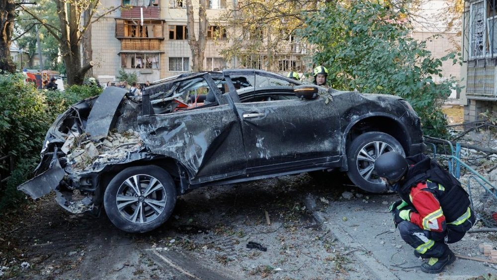 Equipes de resgate ucranianas trabalham no local de um ataque com mísseis russos a uma área residencial em Kiev, Ucrânia, em 20 de agosto de 2026, em meio à invasão russa. Pelo menos 14 pessoas morreram e mais de 40 ficaram feridas em um ataque combinado russo com drones e mísseis de diferentes tipos durante a noite contra Kiev e a região, segundo o Serviço Estatal de Emergência da Ucrânia (SES). EPA/SERGEY DOLZHENKO