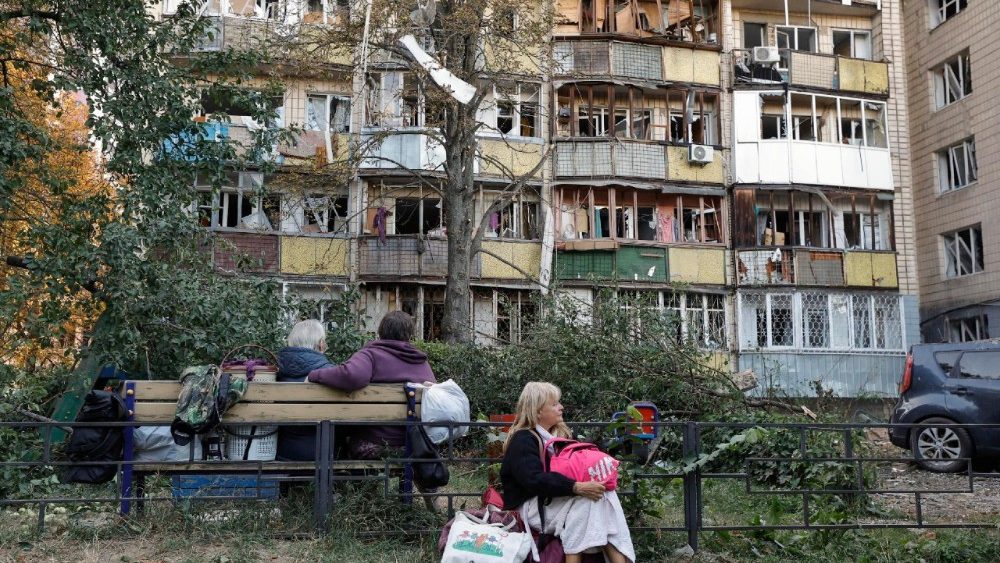 Moradores locais no local de um ataque com mísseis russos a uma área residencial em Kiev, Ucrânia, em 20 de agosto de 2026, em meio à invasão russa. Pelo menos 14 pessoas morreram e mais de 40 ficaram feridas em um ataque combinado russo em larga escala, realizado durante a noite com drones e mísseis de diferentes tipos, contra Kiev e a região, segundo o Serviço Estatal de Emergência da Ucrânia (SES). EPA/SERGEY DOLZHENKO
