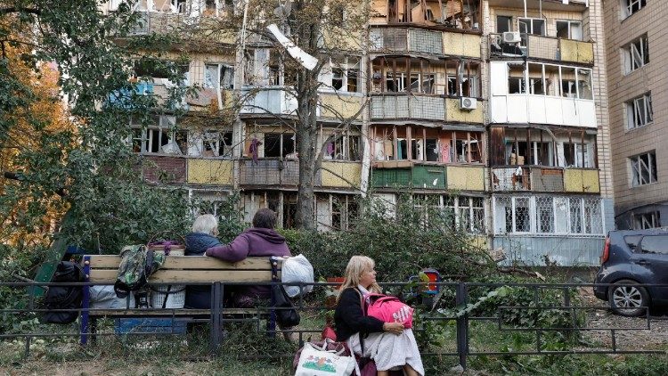Moradores locais no local de um ataque com m&iacute;sseis russos a uma &aacute;rea residencial em Kiev, Ucr&acirc;nia, em 20 de agosto de 2026, em meio &agrave; invas&atilde;o russa. Pelo menos 14 pessoas morreram e mais de 40 ficaram feridas em um ataque combinado russo em larga escala, realizado durante a noite com drones e m&iacute;sseis de diferentes tipos, contra Kiev e a regi&atilde;o, segundo o Servi&ccedil;o Estatal de Emerg&ecirc;ncia da Ucr&acirc;nia (SES). EPA/SERGEY DOLZHENKO