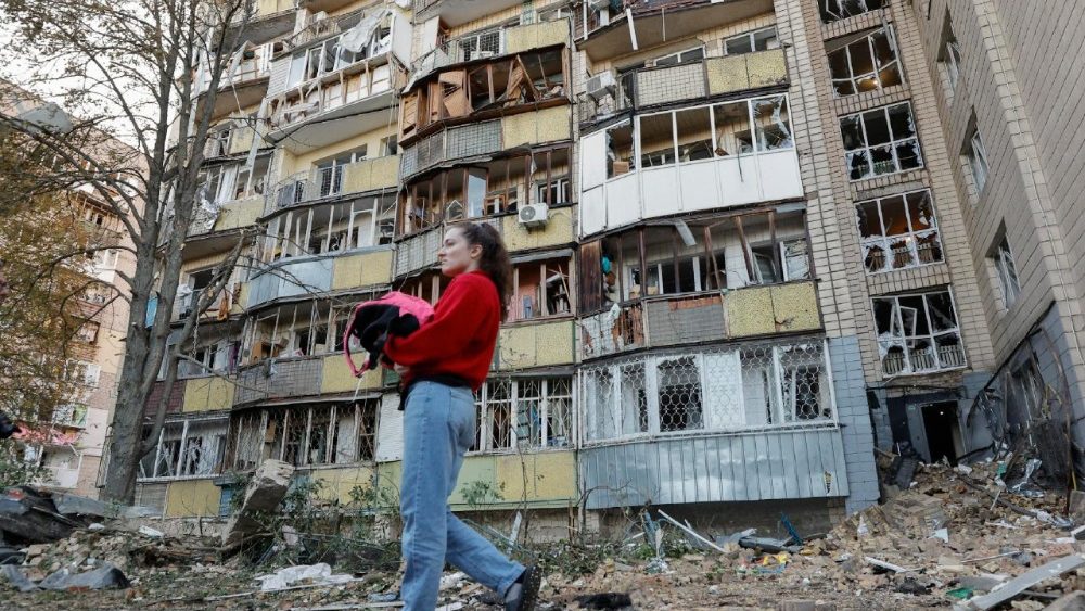 Moradores locais no local de um ataque com mísseis russos a uma área residencial em Kiev, Ucrânia, em 20 de agosto de 2026, em meio à invasão russa. Pelo menos 14 pessoas morreram e mais de 40 ficaram feridas em um ataque combinado russo em larga escala, realizado durante a noite com drones e mísseis de diferentes tipos, contra Kiev e a região, segundo o Serviço Estatal de Emergência da Ucrânia (SES). EPA/SERGEY DOLZHENKO