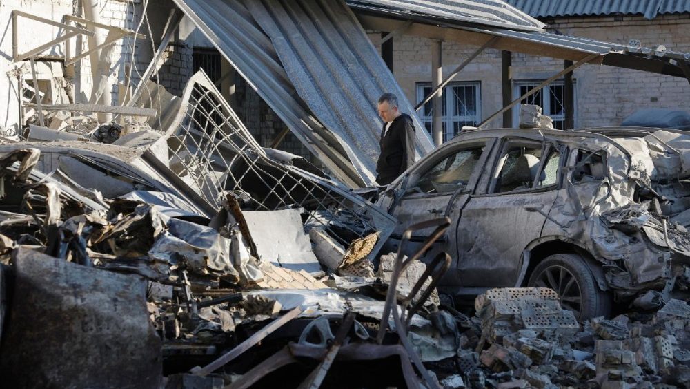 Moradores locais no local de um ataque com mísseis russos a uma área residencial em Kiev, Ucrânia, em 20 de agosto de 2026, em meio à invasão russa. Pelo menos 14 pessoas morreram e mais de 40 ficaram feridas em um ataque combinado russo em larga escala, realizado durante a noite com drones e mísseis de diferentes tipos, contra Kiev e a região, segundo o Serviço Estatal de Emergência da Ucrânia (SES). EPA/SERGEY DOLZHENKO