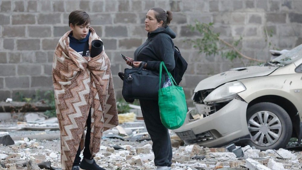 Moradores locais no local de um ataque com mísseis russos a uma área residencial em Kiev, Ucrânia, em 20 de agosto de 2026, em meio à invasão russa. Pelo menos 14 pessoas morreram e mais de 40 ficaram feridas em um ataque combinado russo em larga escala, realizado durante a noite com drones e mísseis de diferentes tipos, contra Kiev e a região, segundo o Serviço Estatal de Emergência da Ucrânia (SES). EPA/SERGEY DOLZHENKO