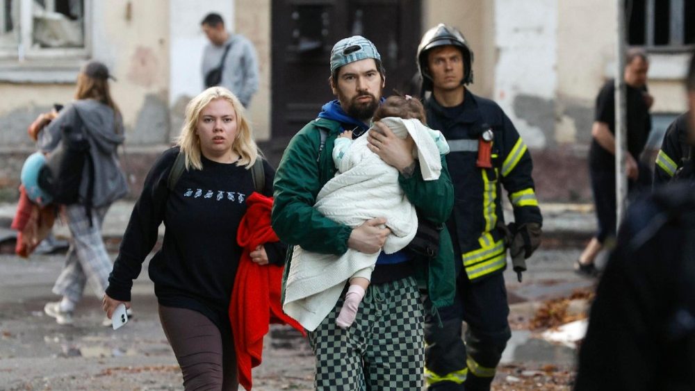 Moradores locais no local de um ataque com mísseis russos a uma área residencial em Kiev, Ucrânia, em 20 de agosto de 2026, em meio à invasão russa. Pelo menos 14 pessoas morreram e mais de 40 ficaram feridas em um ataque combinado russo em larga escala, realizado durante a noite com drones e mísseis de diferentes tipos, contra Kiev e a região, segundo o Serviço Estatal de Emergência da Ucrânia (SES). EPA/SERGEY DOLZHENKO