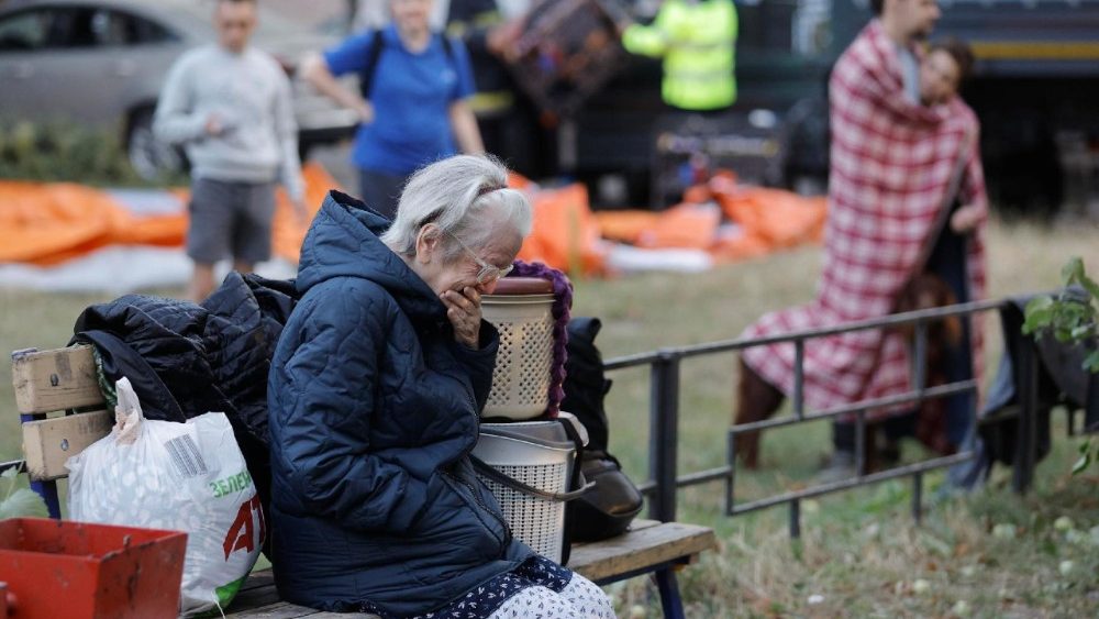 Moradores locais reagem no local de um ataque com mísseis russos a uma área residencial em Kiev, Ucrânia, em 20 de agosto de 2026, em meio à invasão russa. Pelo menos 14 pessoas morreram e mais de 40 ficaram feridas em um ataque combinado russo em larga escala, realizado durante a noite com drones e mísseis de diferentes tipos, contra Kiev e a região, segundo o Serviço Estatal de Emergência da Ucrânia (SES). EPA/SERGEY DOLZHENKO
