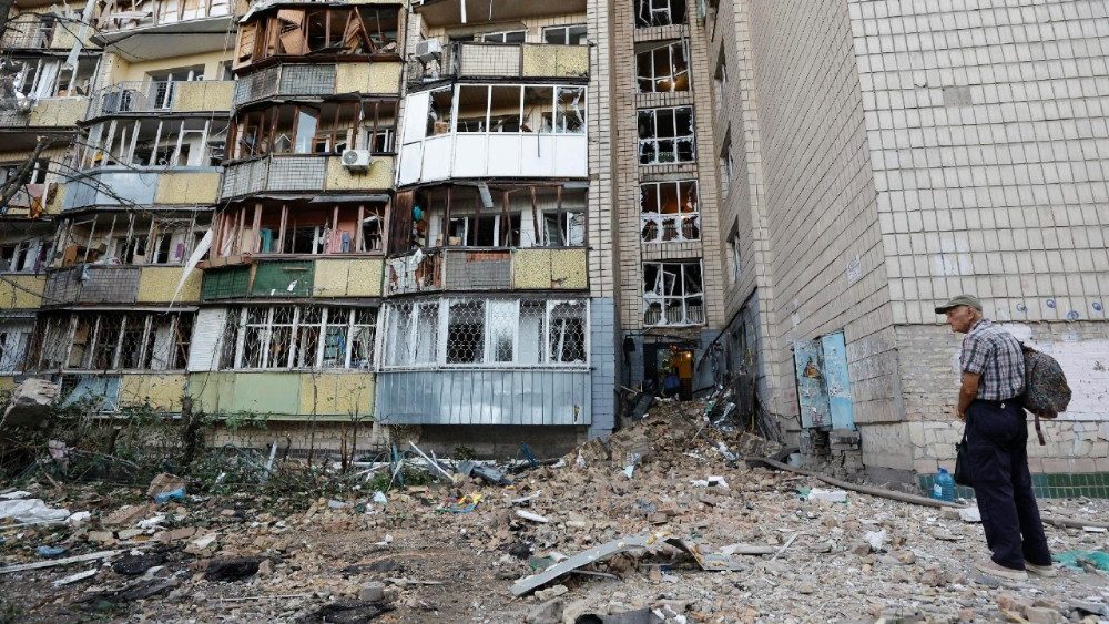 Moradores locais no local de um ataque com mísseis russos a uma área residencial em Kiev, Ucrânia, em 20 de agosto de 2026, em meio à invasão russa. Pelo menos 14 pessoas morreram e mais de 40 ficaram feridas em um ataque combinado russo em larga escala, realizado durante a noite com drones e mísseis de diferentes tipos, contra Kiev e a região, segundo o Serviço Estatal de Emergência da Ucrânia (SES). EPA/SERGEY DOLZHENKO