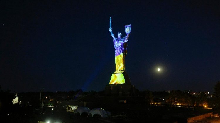 O Monumento &agrave; P&aacute;tria &eacute; iluminado durante a exibi&ccedil;&atilde;o da instala&ccedil;&atilde;o de arte audiovisual "O Futuro Lembra", em Kiev, Ucr&acirc;nia, em 20 de agosto de 2026, em meio &agrave; invas&atilde;o russa em curso. A instala&ccedil;&atilde;o marca o 35&ordm; anivers&aacute;rio da independ&ecirc;ncia da Ucr&acirc;nia, celebrado em 24 de agosto. EPA/SERGEY DOLZHENKO 124537