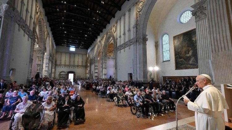 Il Papa nella Cattedrale di Rimini, incontra disabili e malati