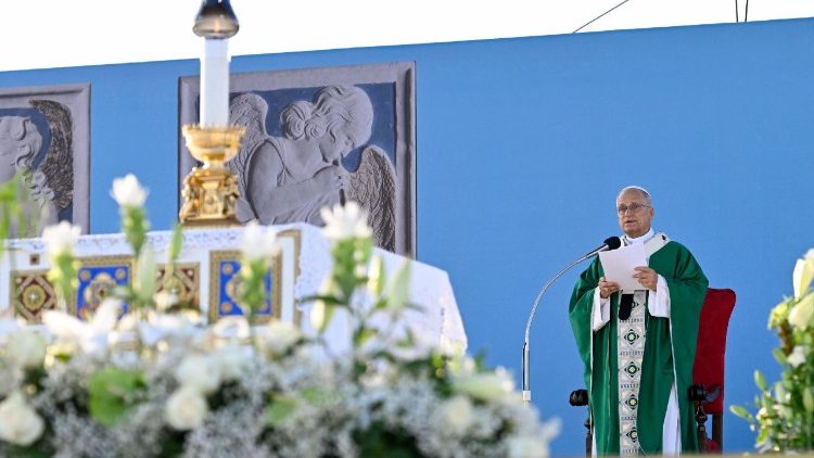 Papa celebra la messa al porto di Rimini