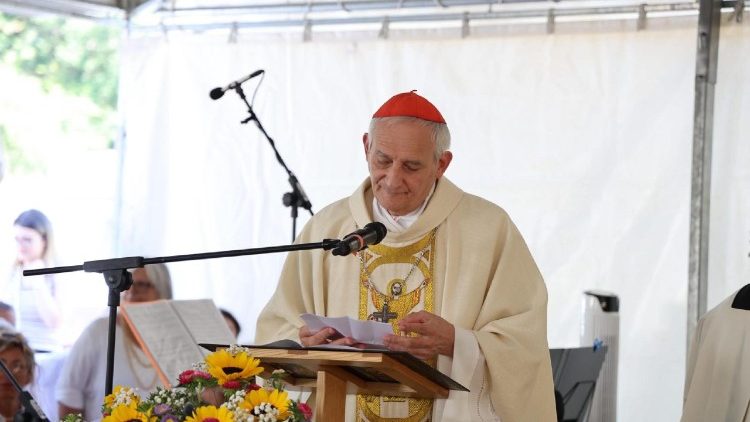 Kardinal Zuppi bei der Messe in Amatrice