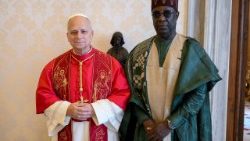 O Santo Padre juntamente com o Senhor Paul Adikwu Oga, o novo Embaixador da República Federal da Nigéria junto da Santa Sé