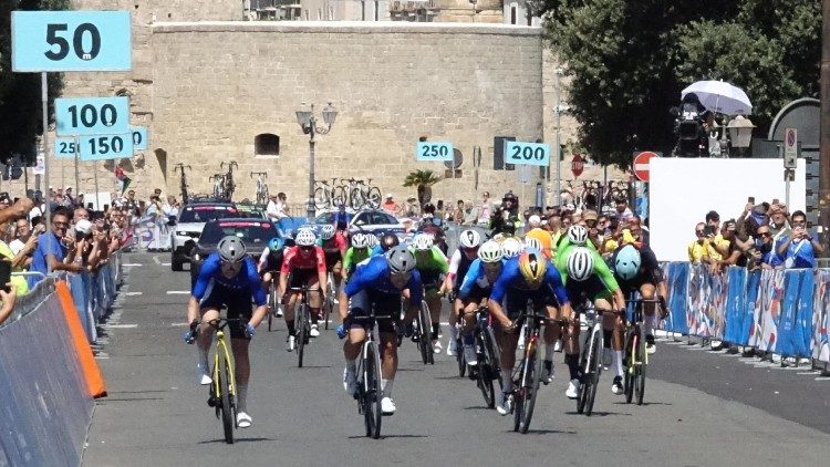  Tarente, sprint final de l'&eacute;preuve f&eacute;minine de cyclisme