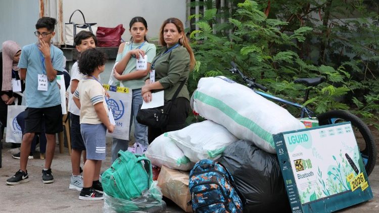 Refugiados s&iacute;rios se re&uacute;nem em Beirute, no L&iacute;bano, no dia 27 de agosto, &agrave; espera de voltar para casa (ANSA)