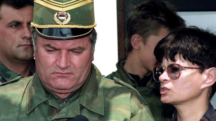 A morte na prisão do ex-comandante dos sérvios da Bósnia, Ratko Mladic.