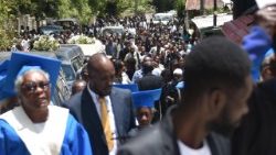 Les Haïtiens rendent hommage aux victimes d'une attaque meurtrière perpétrée par un gang.