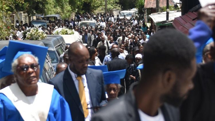 Les Haïtiens rendent hommage aux victimes d'une attaque meurtrière perpétrée par un gang.