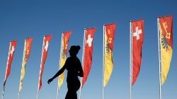 Eine Frau geht am Genfer See in der Schweiz an Fahnen vorbei