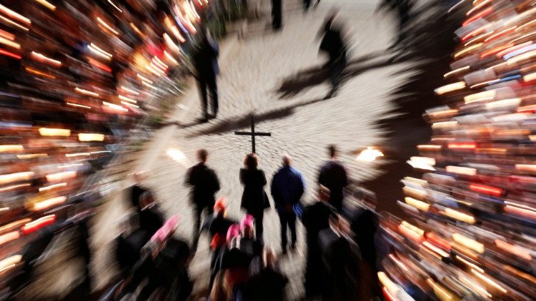 Via Sacra no Coliseu (Foto: REUTERS/Remo Casili)