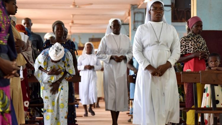 Gläubige besuchen den Gottesdienst in der Stadt Kaya in Burkina Faso