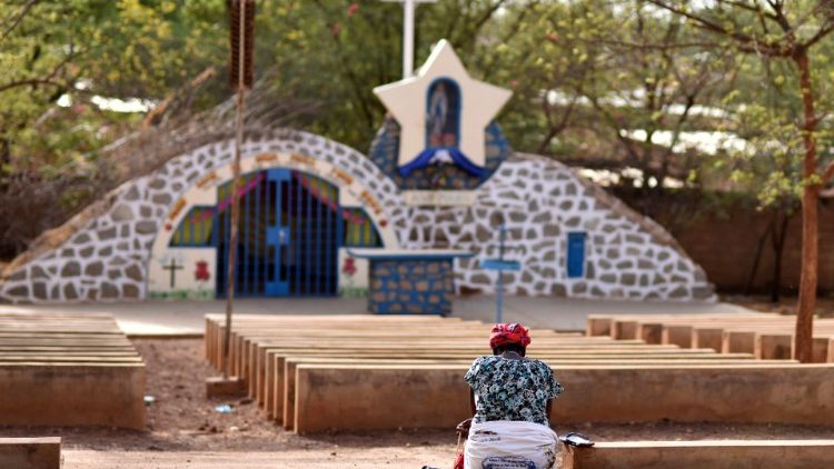 Eine Frau betet vor einer Marienstatue in der Stadt Kaya in Burkina Faso
